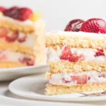 Dois pedaços de bolo recheados com um delicioso recheio de morango para bolo feito com suco tang