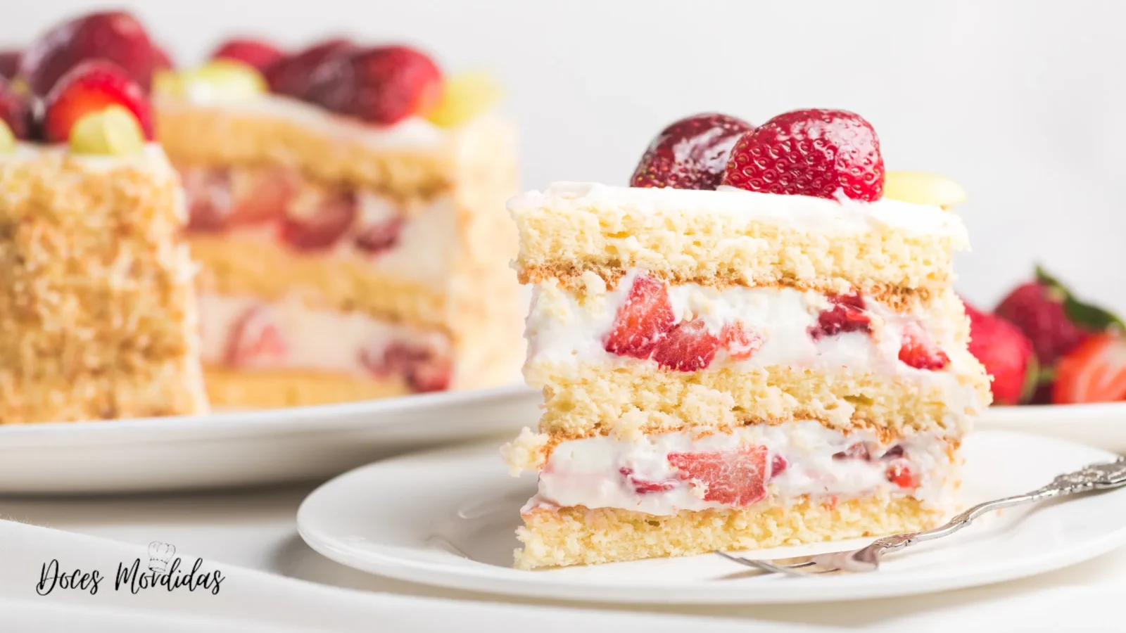 Dois pedaços de bolo recheados com um delicioso recheio de morango para bolo feito com suco tang