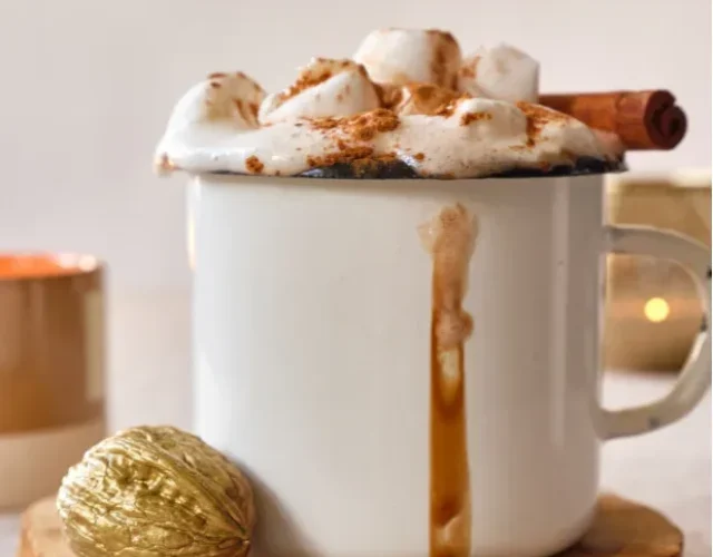 Caneca fumegante + Chantilly, Marshmallows ou raspas de chocolate